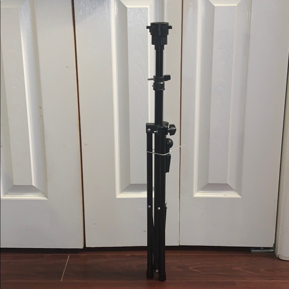 BRAND NEW: NEVER USED TRIPOD WIG STAND
